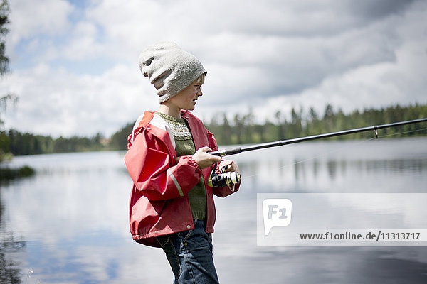 Junge beim Fischen im Fluss