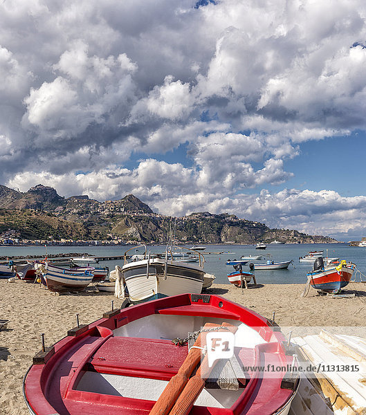 Fischerboote am Strand  Blick auf Taormina auf einem Bergkamm
