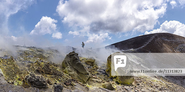 Wanderer in den Dämpfen eines aktiven Vulkans