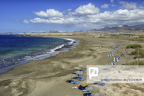 Spanien  Teneriffa  El Medano Strand mit Montana Roja in der Ferne