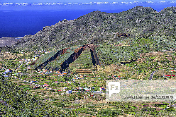 Spanien  Teneriffa  Blick in das Tal von El Palmar und einen Hügel  der für den Oberboden abgetragen wurde.