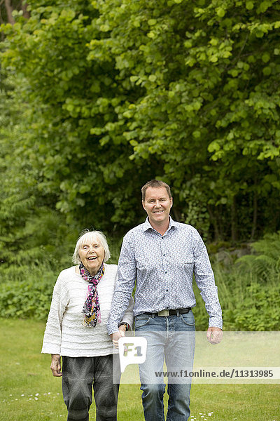 Mann mit älterer Mutter im Park