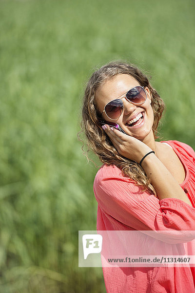 Lächelnde Frau mit Mobiltelefon