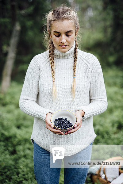 Young woman holding blueberrys