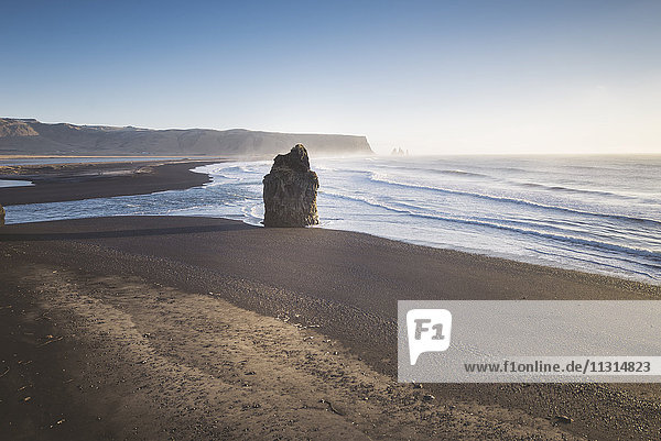 Island  Südisland  Vik Rock am Strand von Reynisfjara