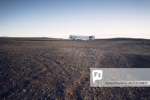 Island  Solheimasandur  Flugzeugwrack in der Wüste