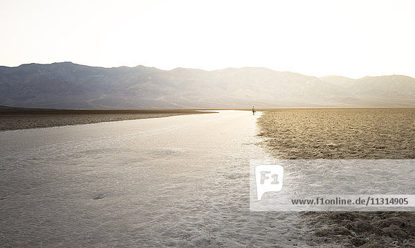 USA  Kalifornien  Death Valley  Badwater Basin bei Sonnenuntergang