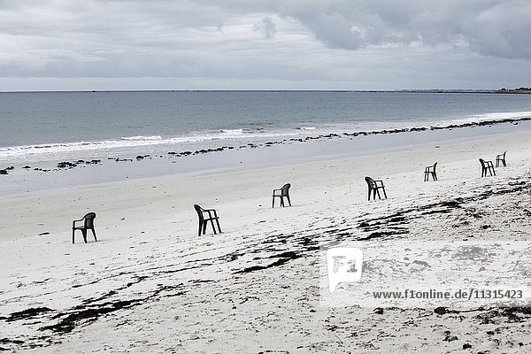 Frankreich  Lancieux  Sandstrand mit Stuhlreihe