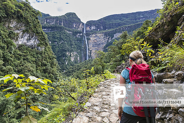 Peru  Amazonasgebiet  Cocachimba  Tourist auf Wanderweg mit Blick auf den Gocta-Wasserfall
