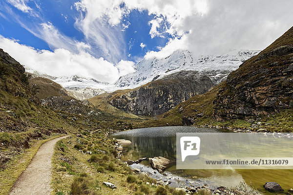 Peru  Anden  Cordillera Blanca  Huascaran Nationalpark  Laguna Pequena und Nevado Chacraraju