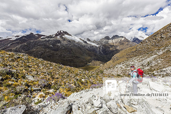 Peru  Anden  Cordillera Blanca  Huascaran Nationalpark  Tourist auf Wanderweg mit Blick auf Nevado Yanapaccha