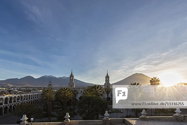 Peru, Arequipa, Plaza de Armas, Vulkane Chachani und Misti und Kathedrale bei Sonnenaufgang