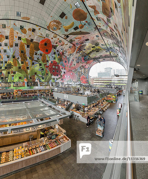 Rotterdam  Die überdachte Markthalle  das Innere mit der bemalten Decke