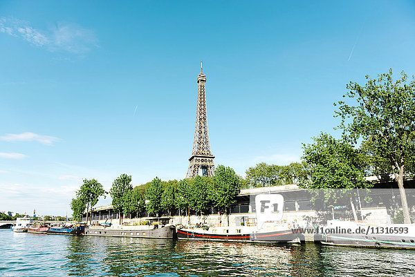 Frankreich  Paris  Blick auf den Eiffelturm mit Seine im Vordergrund
