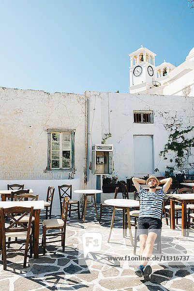 Griechenland,  Milos,  Klima,  Mann im leeren Café sitzend,  entspannend