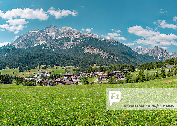 Cortina d'Ampezzo  Italien  Blick auf die Dolomitengruppe Tofane di Dentro