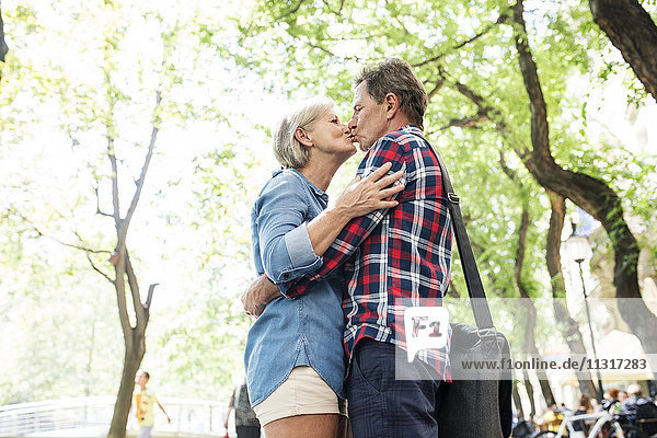 Seniorenpaar küssen