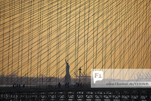 USA  New York  Manhattan  Brooklyn  Freiheitsstatue und Brooklyn Bridge