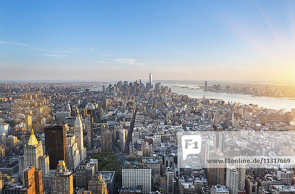USA  New York City  Manhattan  Blick zum Finanzdistrikt bei Sonnenuntergang von oben
