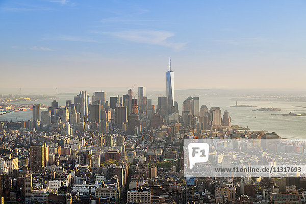 USA New York City Manhattan Finanzdistrikt bei Sonnenuntergang von oben gesehen