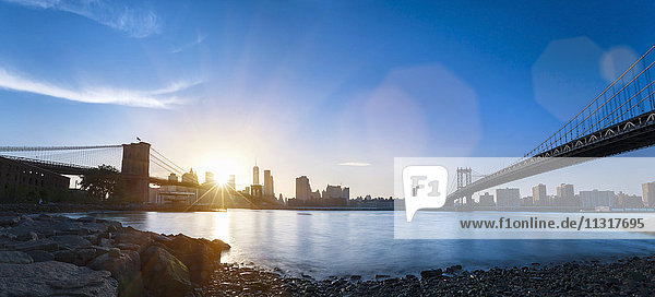 USA  New York City  Manhattan  Panorama des Finanzdistrikts bei Sonnenuntergang
