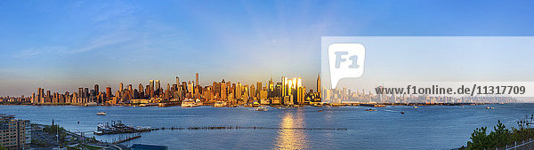 USA  New York City  Panorama von Manhattan bei Sonnenuntergang