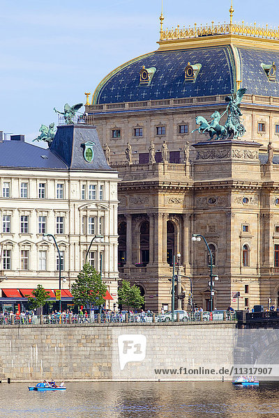 Tschechische Republik  Prag - Nationaltheater und Tretboote auf der Moldau