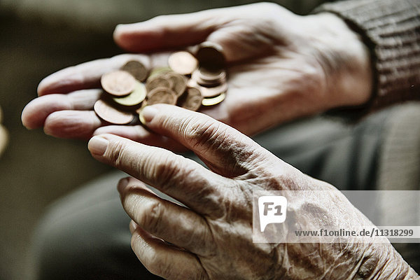 Seniorinnenhände mit Münzen