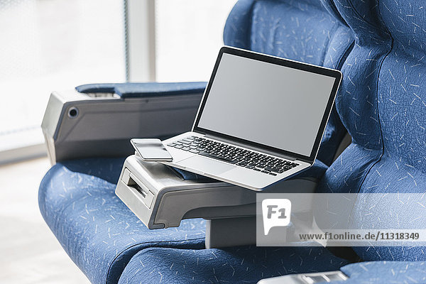 Laptop und Smartphone auf dem Flugzeugsitz