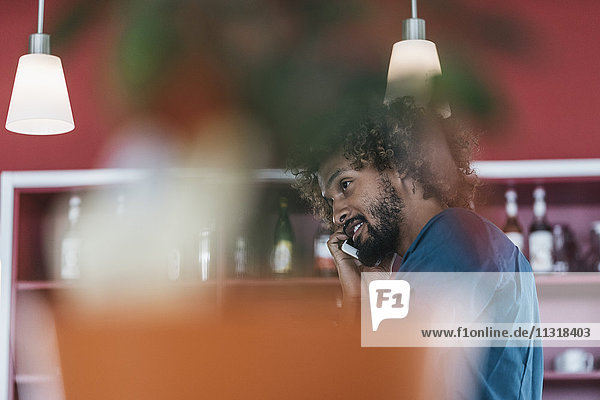 Junger Mann im Coffee-Shop mit Handy
