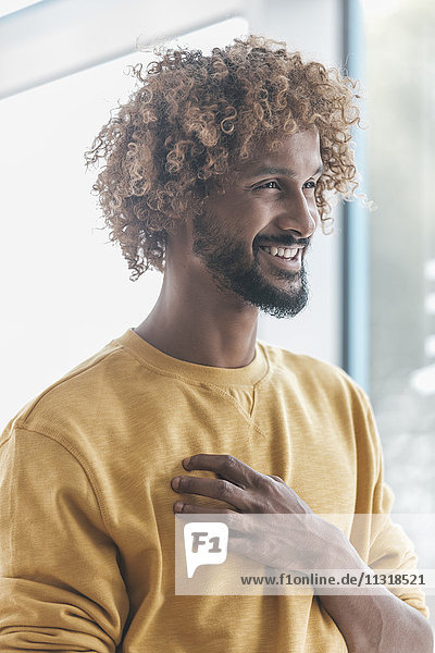 Lächelnder junger Mann mit Afro-Locken  Portrait