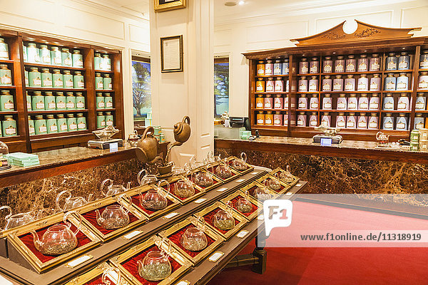 England  London  Piccadilly  Fortnum and Mason Store  Auslage von Tees