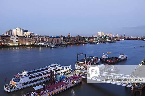 England  London  Sonnenuntergang über den Docklands und Canary Wharf
