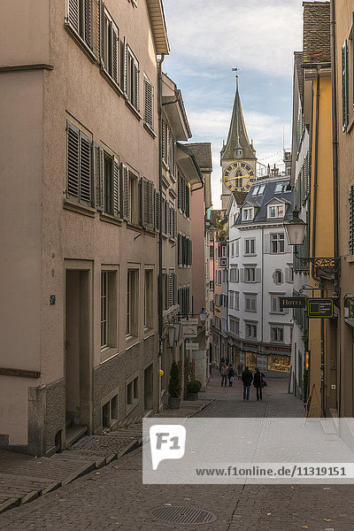 Schweiz  Zürich  Blick auf die Pfalzgasse mit der Peterskirche im Hintergrund