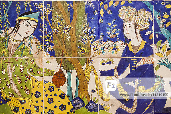 England  London  Kensington  Victoria and Albert Museum alias V&A  The Islamic Middle East Room  iranische Fliesentafel mit der Darstellung einer Picknick-Szene  datiert 1600-1700