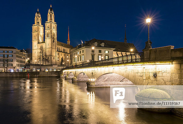 Schweiz  Zürich  Blick auf Grosses Münster und Münsterbrücke bei Nacht