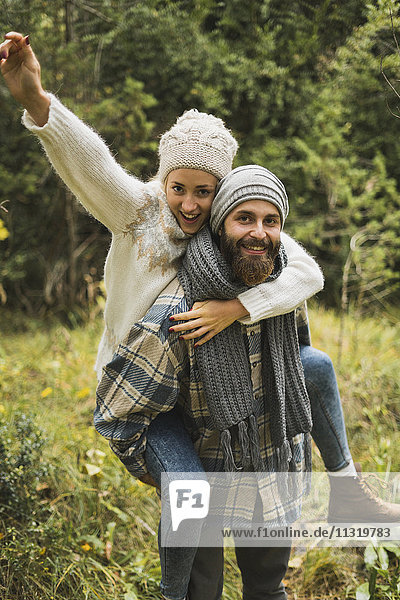 Glückliches junges Paar im Herbst im Freien