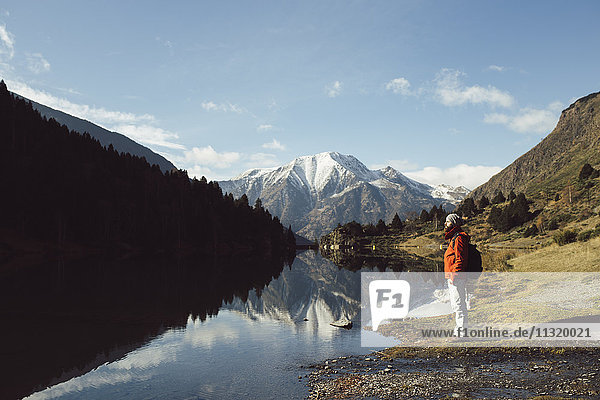 Frankreich  Pyrenäen  Pic Carlit  Wanderer beim Rasten am Bergsee