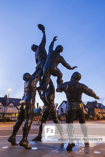 England  London  Richmond  Twickenham Rugby Stadium  Skulptur einer Rugby-Auslinie von Gerald Laing