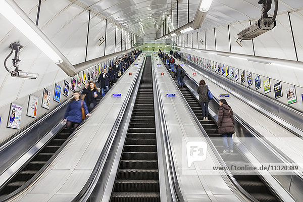 England  London  Die U-Bahn  Rolltreppen