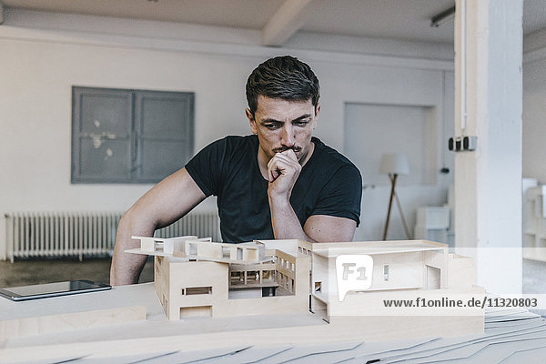 Architekt beim Betrachten des Architekturmodells