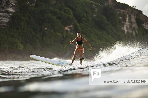 Indonesien  Bali  Frau beim Surfen
