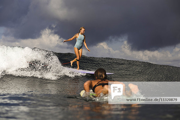 Indonesien  Bali  zwei Frauen beim Surfen