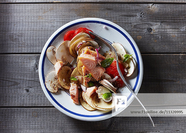Heißgeräucherter Lachs mit Champignons  Zwiebeln  Kirschtomaten  Mandeln und Olivenöl