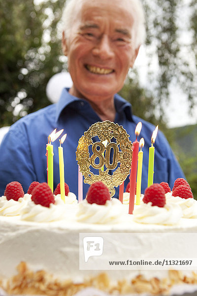Senior Mann mit 80. Geburtstagstorte