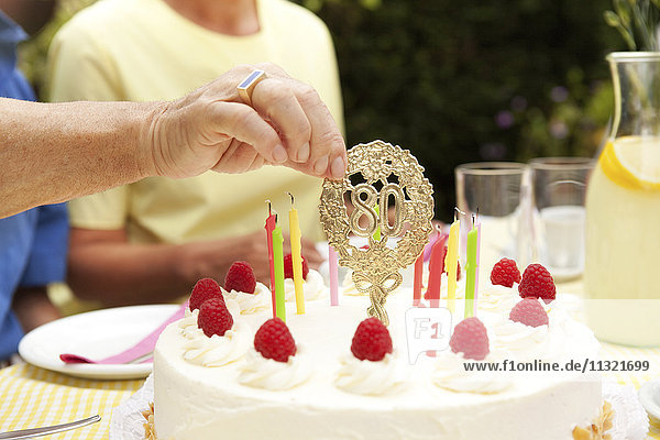Handentfernung 80. Geburtstag Dekoration von Kuchen