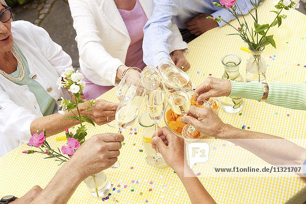 Gruppe von Senioren beim Feiern  Champagner trinken