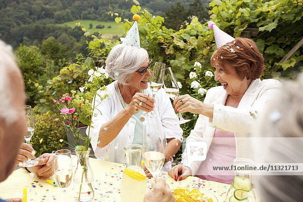 Gruppe von Senioren beim Feiern  Champagner trinken