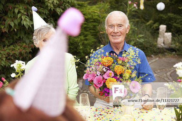 Senioren feiern Geburtstag oarty im Garten