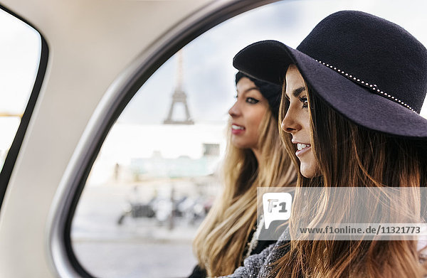 Frankreich  Paris  zwei Frauen im Tourbus mit dem Eiffelturm im Hintergrund